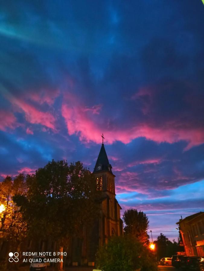 Hotel De La Place Loyettes Buitenkant foto